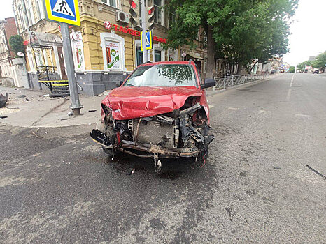 В Саратове на улице Кутякова не поделили дорогу две иномарки