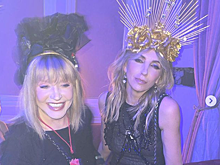 Бондарчук поделилась совместной фотографией с улыбающейся Пугачевой на вечеринке Ивлеевой