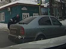В Рязани у здания мэрии избили пожилого жителя рядом с его внучкой