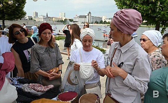 "Печән базары" отмечает десятилетие и говорит о деньгах