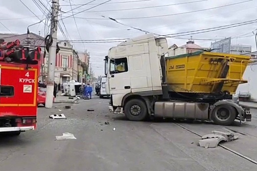 В Курске самосвал столкнулся со скорой помощью