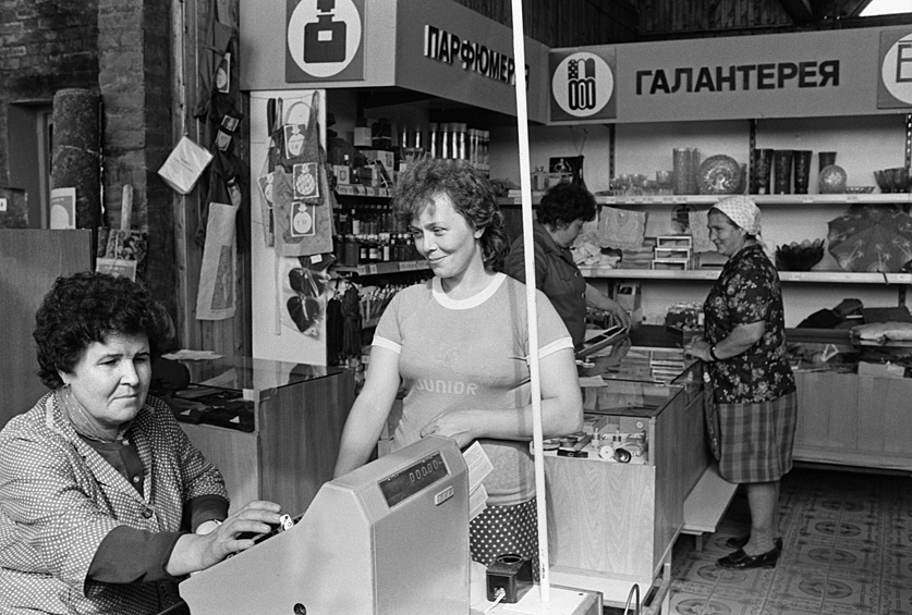Советские магазины. На фото: магазин совхоза "Борец", 1985