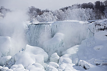 В США из-за аномальных морозов обледенел Ниагарский водопад