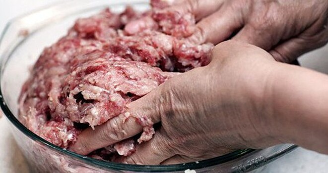 Ученые: 97% людей неправильно моют руки при готовке мяса