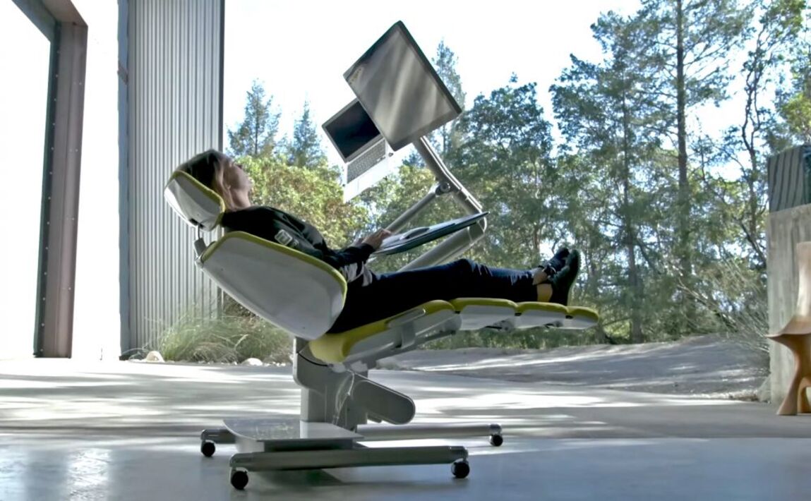 Breaks chair. Офисное кресло Altwork Station. Кресло Zero Gravity Workstation 9. Лежачее рабочее место. Кресло для программиста.
