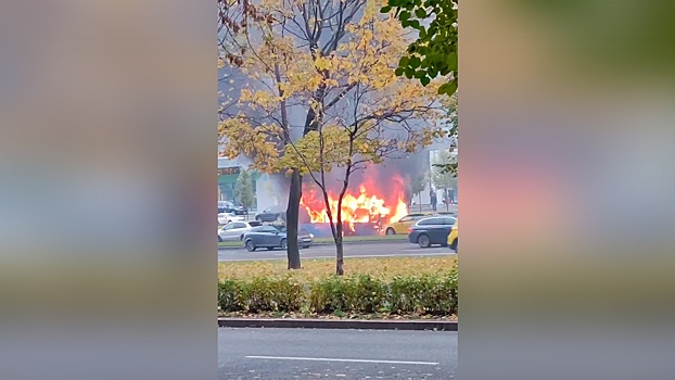 МВД: Автобус загорелся на Ленинском проспекте в Москве, пострадавших нет