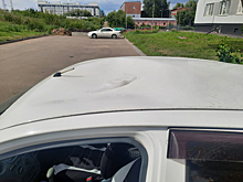 Скинувшие пакеты с водой неизвестные помяли автомобиль кузбассовца