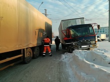 Два грузовика столкнулись на Станционной: на месте аварии работают врачи скорой помощи