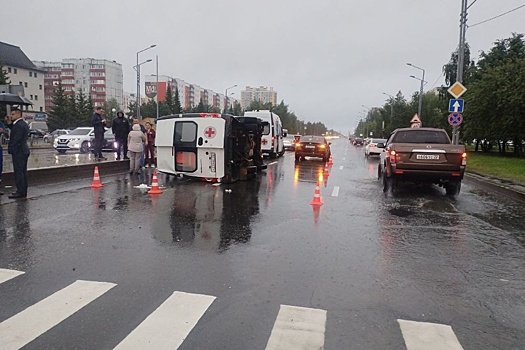 В Тобольске "скорая" попала в ДТП и опрокинулась, пострадали четыре человека