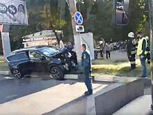 Внедорожник врезался в столб на проспекте Ленина
