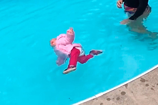 Тренер по плаванию бросила младенца в зимней одежде в бассейн и объяснилась