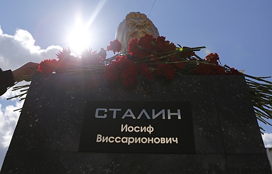 Новосибирцы изготовили бюст Сталина за личные средства