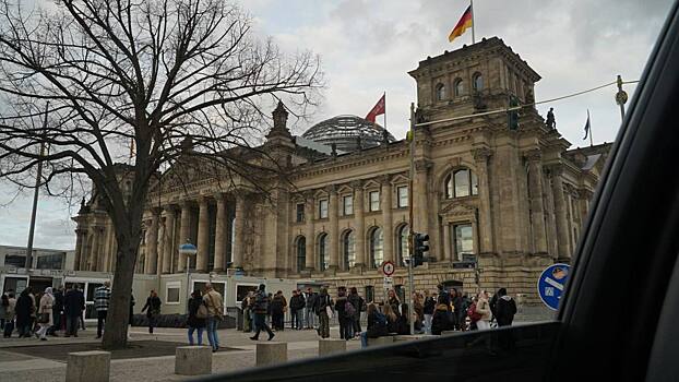«МК»: над Рейхстагом в Берлине увидели Знамя Победы