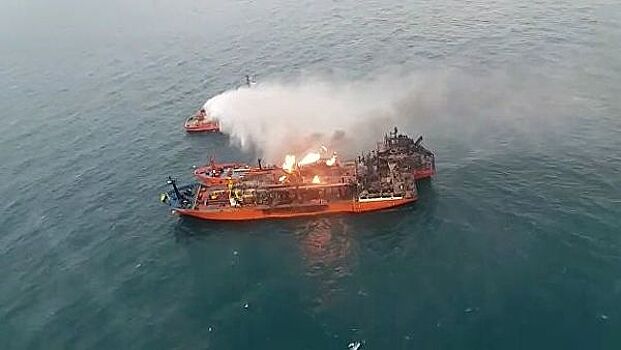 Спасатели могут высадиться на горящий танкер