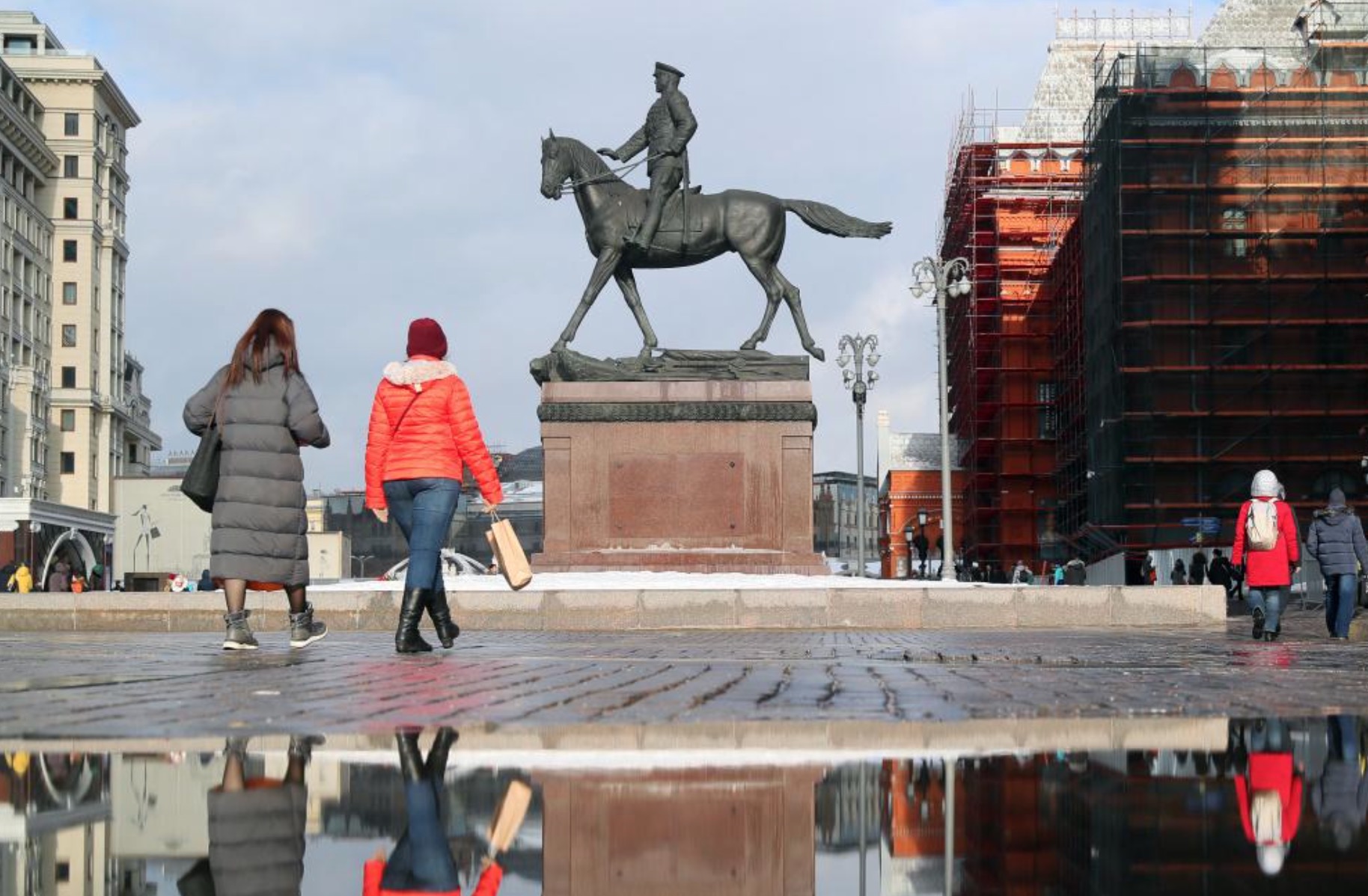 вднх фото в дождь. когда ожидается потепление в москве. завтра теплая погода. в москве выпал снег. когда ожидается потепление в москве.