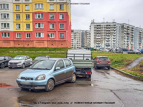 Легковушка лишилась стекла после столкновения с "ГАЗелью" на парковке в Кузбассе