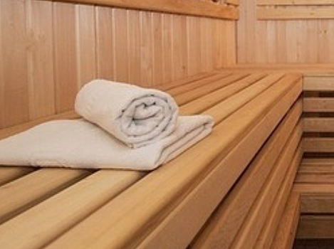 В сауне Новокузнецка новый знакомый побил и ограбил отдыхающего