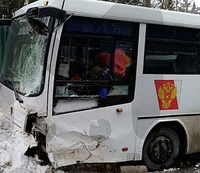 Грузовик протаранил автобус с врачами в Подмосковье