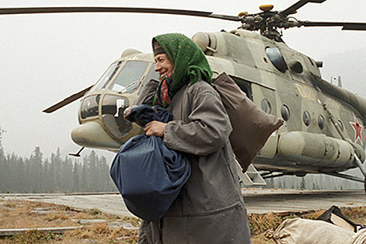 Отшельницу Агафью Лыкову доставили из больницы в тайгу на вертолете