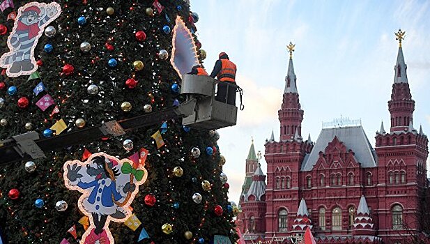 На Красной площади украсили новогоднюю елку