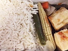 Авиапассажирка показала «по-настоящему жалкую» еду