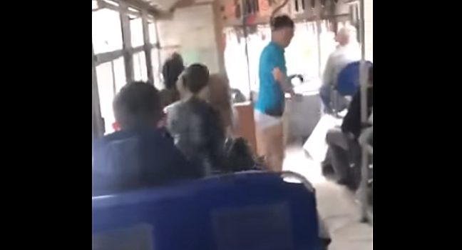 Юноша в футболке и трусах устроил пляски в автобусе во Владивостоке