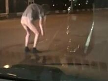 Видео: голый мужчина разгуливал по путепроводу в Волгодонске
