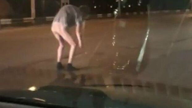 Видео: голый мужчина разгуливал по путепроводу в Волгодонске