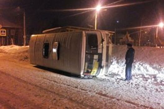 В Архангельске из-за удара машины перевернулся автобус с пассажирами