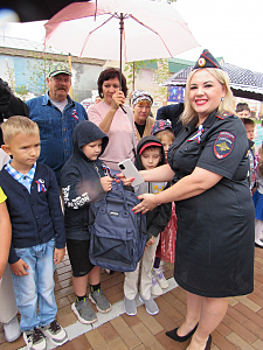 Сотрудники полиции Оренбургской области приняли участие в акции «Соберем ребенка в школу»