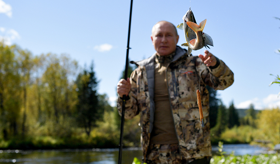 Президент РФ Владимир Путин во время рыбалки в тайге.