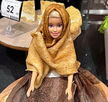 Славянский шик: в новосибирском магазине куклу Барби одели в блины