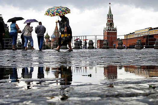 Нетрезвый водитель каршеринга протаранил ограждение на Красной площади