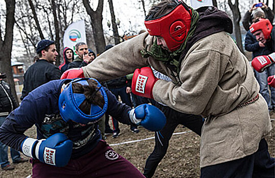 Участники кулачных боев в рамках традиционных игр на Красную горку в Измайловском парке