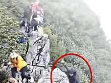 В Китае мужчина чудом выжил, сорвавшись со скалы при попытке сделать селфи