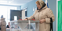 Выборы президента в России: избиратели приходят в национальных костюмах
