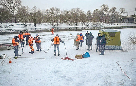В Брянске более 30 добровольцев "ЛизаАлерт" ищут провалившихся под лед детей