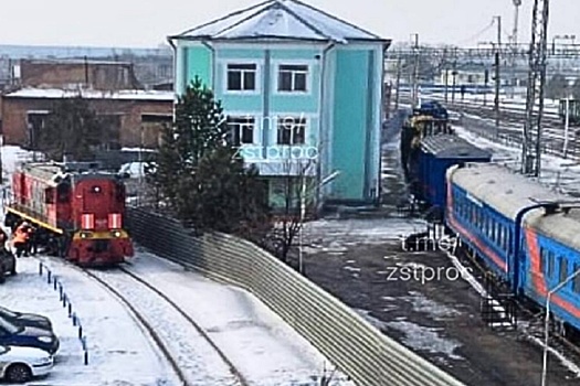 Тепловоз сошел с рельсов в Кузбассе