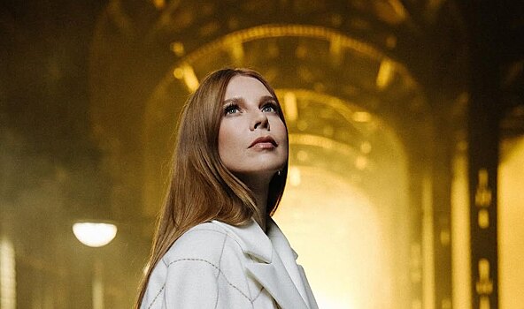 Наталья Подольская выложила фото в топе без лифчика и мини-юбке