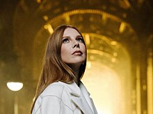 Наталья Подольская выложила фото в топе без лифчика и мини-юбке