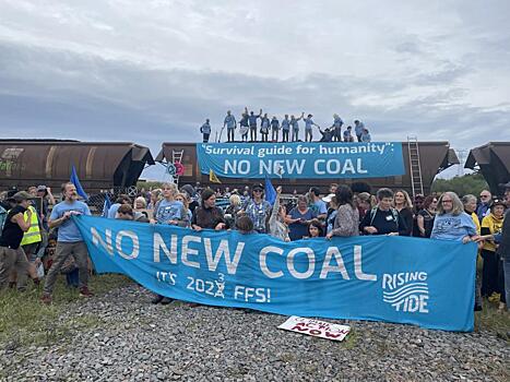 В Австралии 50 климат-активистов блокировали поезд с углем у крупнейшего в стране угольного порта: Новости ➕1, 17.04.2023