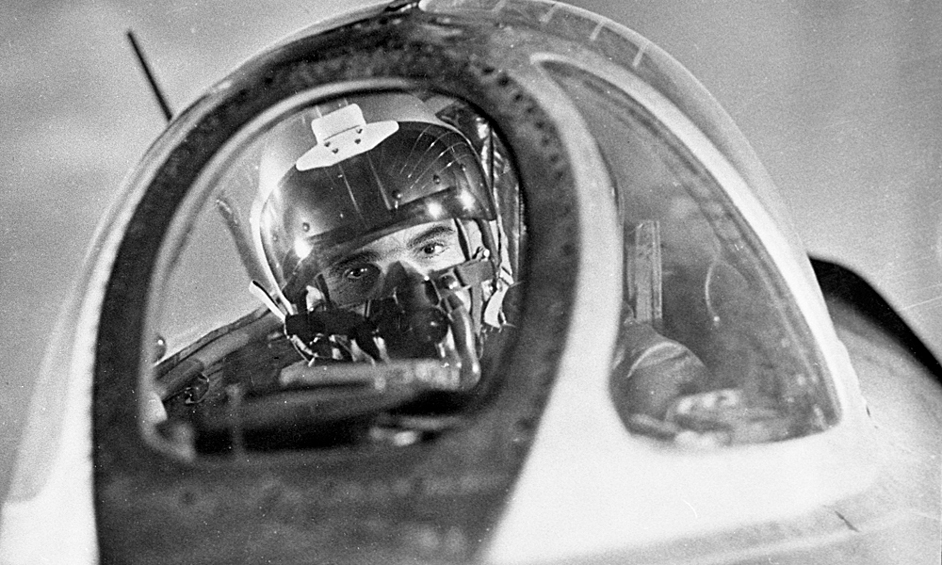 Заслуженный летчик-испытатель СССР, Герой Советского Союза Юрий Александрович Гарнаев во время испытания самолета МиГ-15, 1966 год