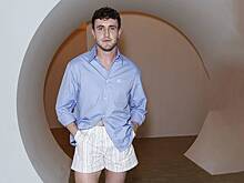 Известный актер в мини-шортах прогулялся по магазинам