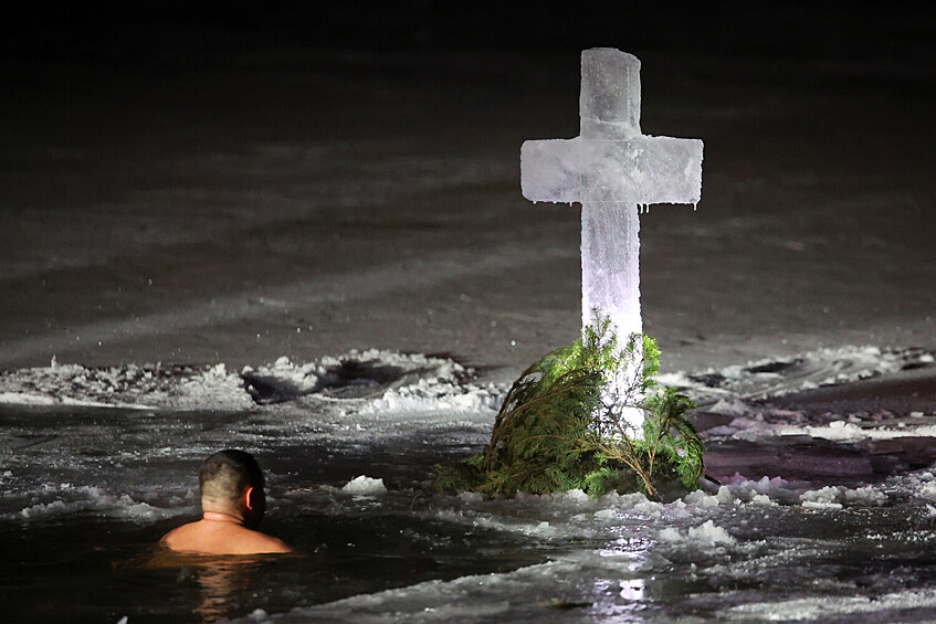 Мужчина во время крещенских купаний в Волгограде, 19 января 2026 года