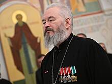 Священник РПЦ показал хранящуюся рядом с иконами дымовую гранату и объяснился