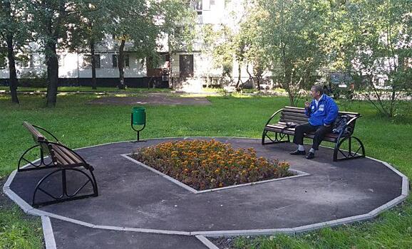 В одном из дворов на улице Менжинского обустроили зону отдыха