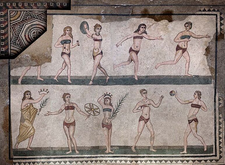 На древнеримской мозаике "Коронация победителя" ("Девушки в "бикини") изображены дамы, одетые в костюмы, идентичные современному бикини.