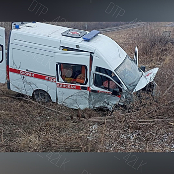 В Кузбассе столкнулись машина скорой помощи и легковушка