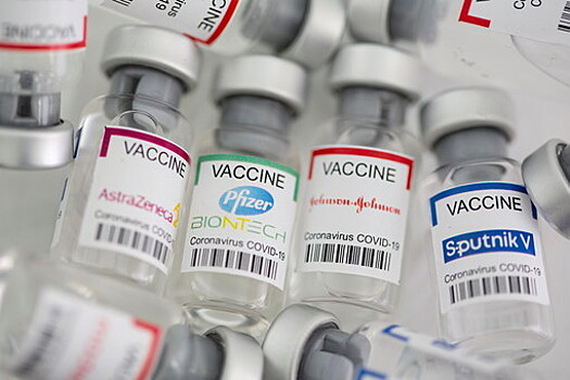 Медведев: Россия рассматривает заявки на одобрение двух зарубежных вакцин от COVID-19