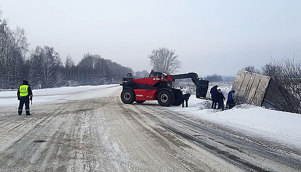 Грузовик с тоннами печенья застрял в снегу на кузбасской трассе